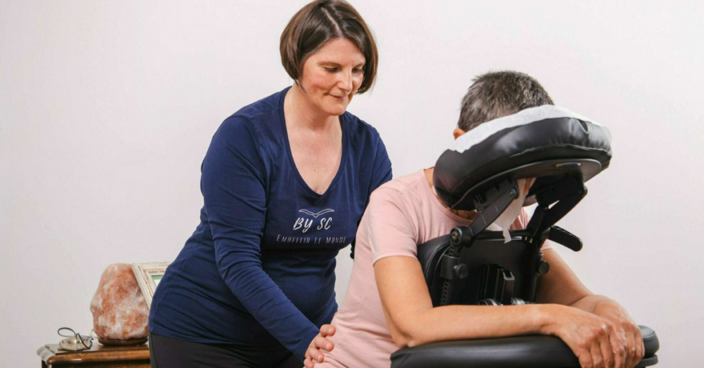 Maryline Theurf pratiquant le Shiatsu sur un client 