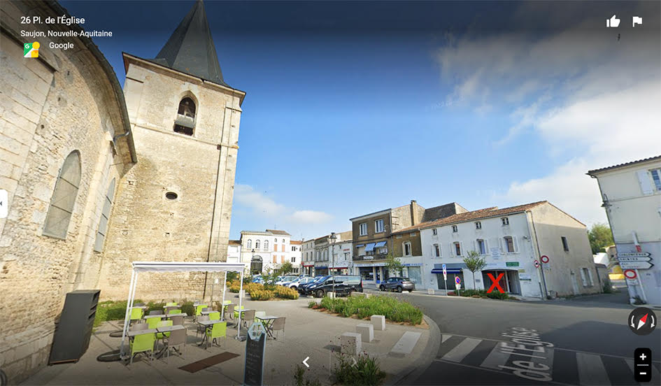 place près du cabinet de Laure