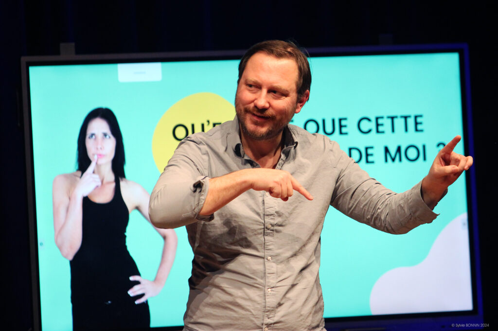 Mathieu Vervisch sur scène pour le spectacle "Ce n'est pas de votre faute !".