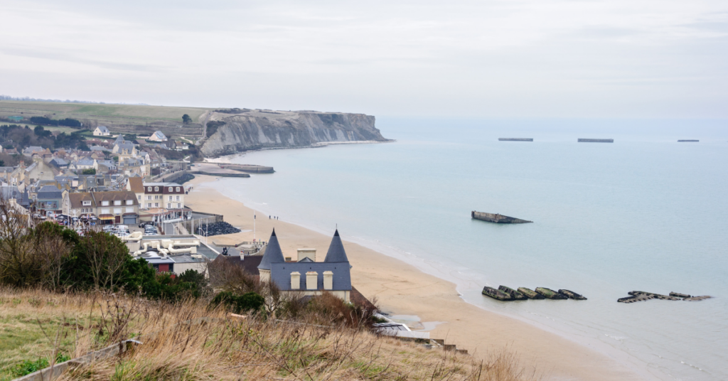 Arromanches-les-Bains et sa plage, avec les restes du port artificiel Mulberry (Calvados, Basse-Normandie, France)