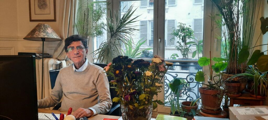 Edgar Smadja dans son bureau à Paris.