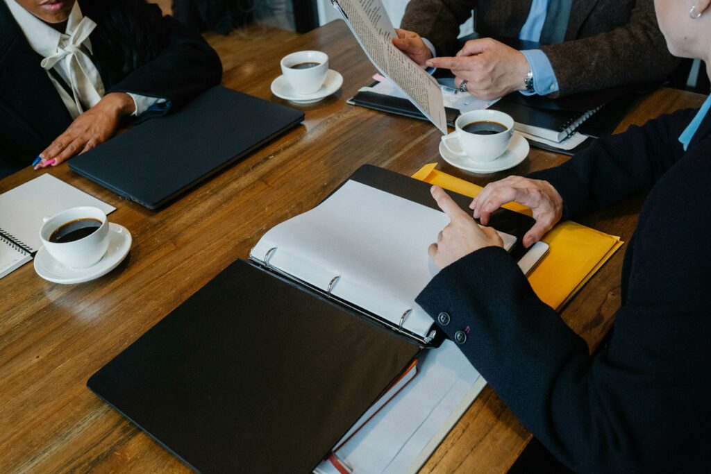 Illustration de personnes en train de travailler avec du café et des dossiers. 