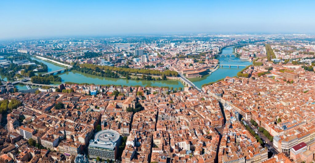 La ville de Toulouse vu du ciel, là où Anna Recipi pratique la sophrologie. 