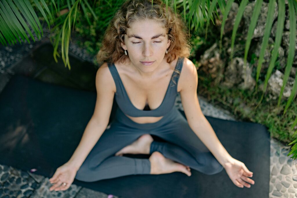 Photo d'illustration d'une femme en train de se relaxer en faisant du yoga. 