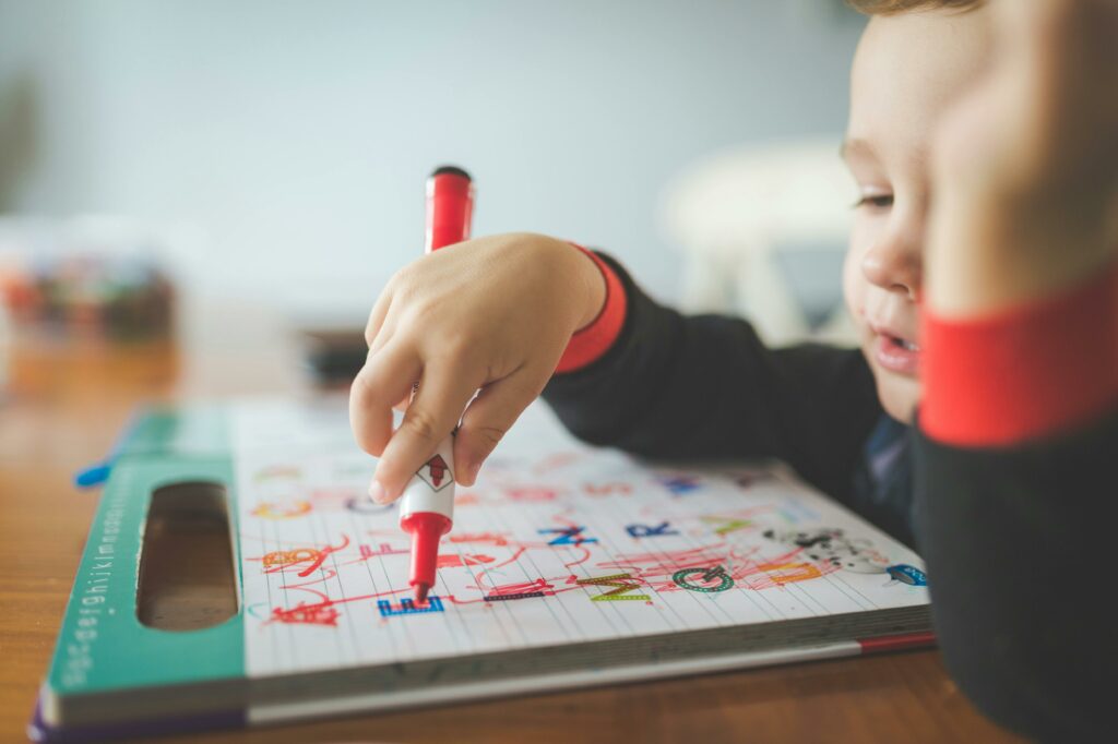 Enfant qui dessine. 