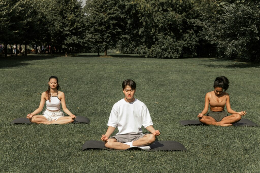 Séance de yoga en groupe de trois personnes. 