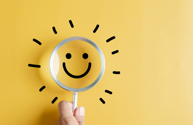 Un smiley à travers une loupe.