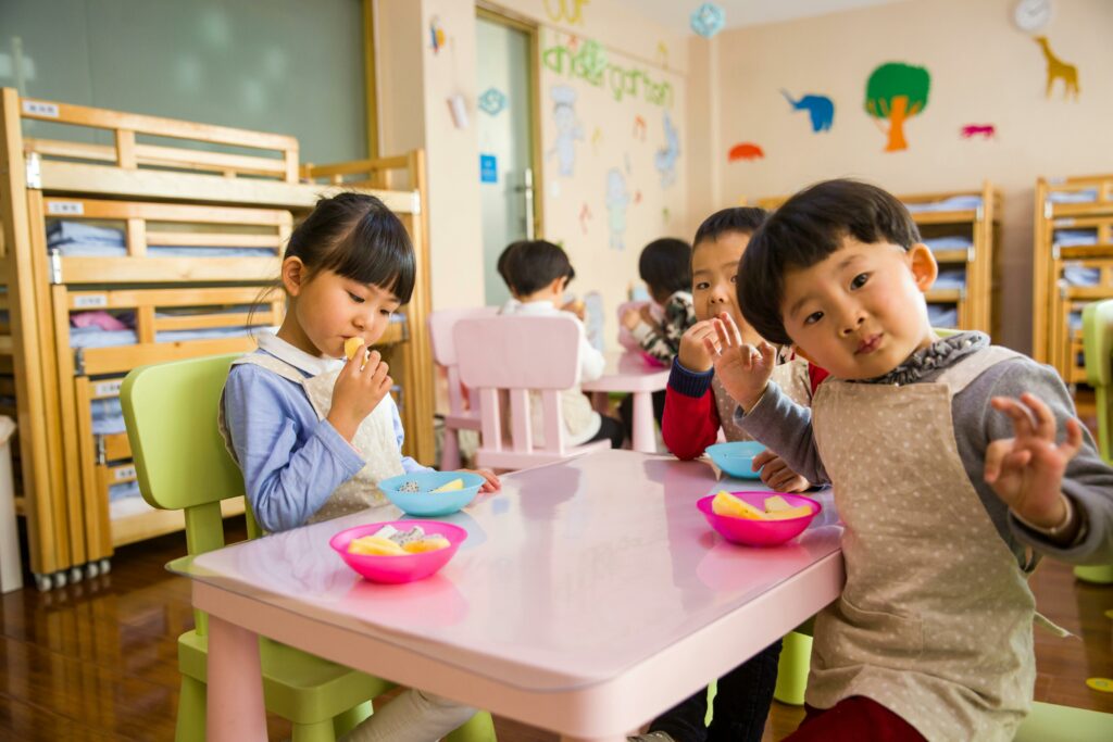 Enfants de maternelles à l'école. 